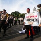 Ilustrasi guru honorer. (ANTARA FOTO/Rivan Awal Lingga)