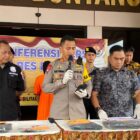 Kapolres Bontang AKBP Alex Frestian Lumban Tobing menjelaskan dalam konferensi pers
