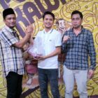 Mewakili Ketua DPD Golkar Kaltim Rudy Mas'ud, Ketua DPD Golkar Samarinda Nidya Listiyono menyerahkan secara simbolis paket daging kurban kepada Ketua PWI Kaltim Abdurrahman Amin. 