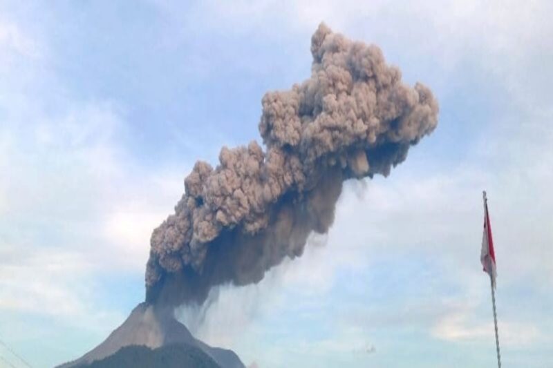 Visual erupsi Gunung Lewotobi Laki-laki di Flores Timur, NTT, Minggu (16/6/2024) dengan ketinggian 1.000 meter di atas puncak. (ANTARA/HO-PVMBG)