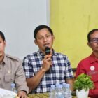 Kepala Bidang Pendidikan Dasar Dinas Pendidikan dan Kebudayaan (Disdikbud) Kota Bontang, Nurhadi (tengah foto: kemeja kotak-kotak), (Foto: Jay).