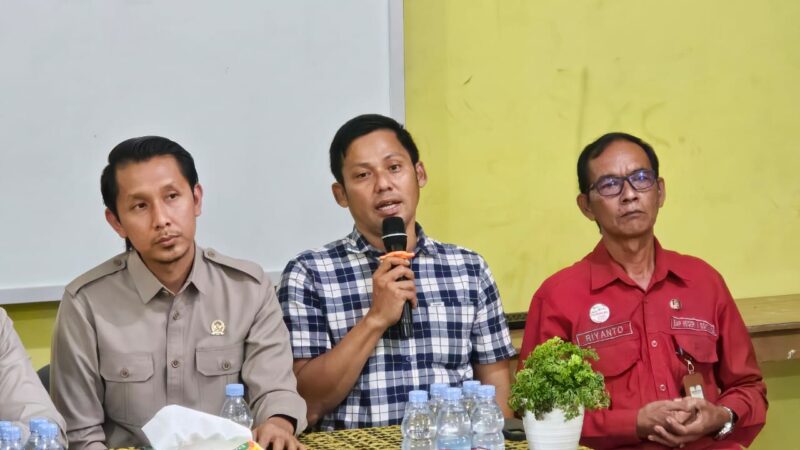 Kepala Bidang Pendidikan Dasar Dinas Pendidikan dan Kebudayaan (Disdikbud) Kota Bontang, Nurhadi (tengah foto: kemeja kotak-kotak), (Foto: Jay).