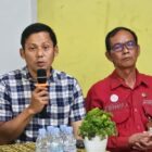 Kepala Bidang Pendidikan Dasar Dinas Pendidikan dan Kebudayaan (Disdikbud) Kota Bontang, Nurhadi (tengah foto: kemeja kotak-kotak), (Foto: Jay).