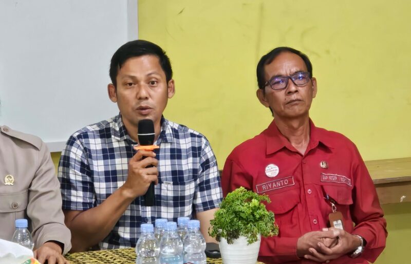 Kepala Bidang Pendidikan Dasar Dinas Pendidikan dan Kebudayaan (Disdikbud) Kota Bontang, Nurhadi (tengah foto: kemeja kotak-kotak), (Foto: Jay).