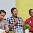 Kepala Bidang Pendidikan Dasar Dinas Pendidikan dan Kebudayaan (Disdikbud) Kota Bontang, Nurhadi (tengah foto: kemeja kotak-kotak), (Foto: Jay).