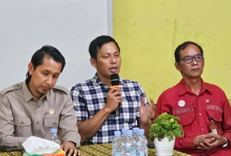 Kepala Bidang Pendidikan Dasar Dinas Pendidikan dan Kebudayaan (Disdikbud) Kota Bontang, Nurhadi (tengah foto: kemeja kotak-kotak), (Foto: Jay).