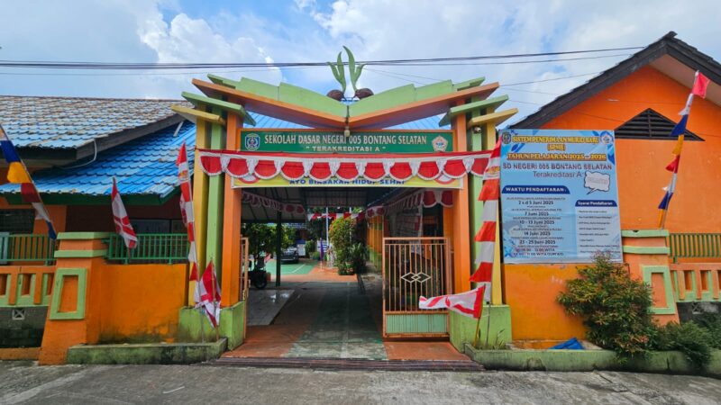 Potret gerbang SDN 005 Bontang Selatan, (Foto: Jay)