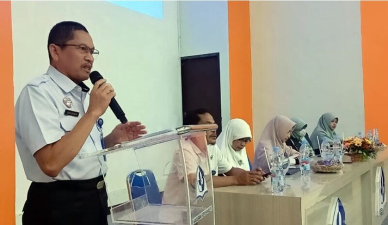 Plt Kepala Disdikbud Kota Bontang, Saparudin saat membuka pelatihan, Rabu (10/9). Foto: IGTKI