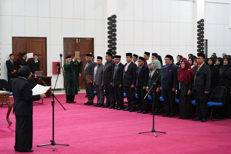 Prosesi pelantikan Abdu Safa Muha menjadi Kepala Disdikbud Bontang beserta pejabat eselon II lainnya, Auditorium Wali Kota Bontang, Bontang Lestari, Senin (22/8/2025). (Foto: PPID Bontang)