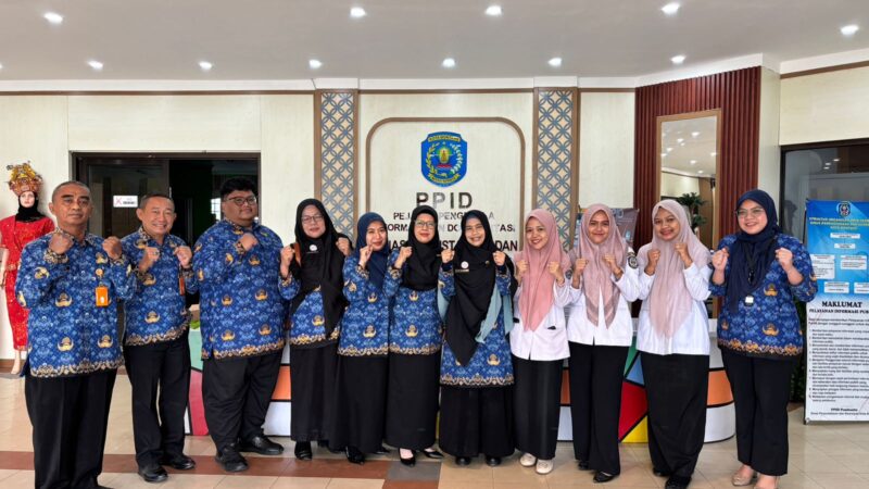 Yuti Nurhayati (Kelima dari kanan) 