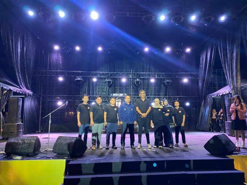 Wakil Bupati Kutai Timur, Mahyunadi (kemeja biru tengah) berfoto bersama saat pembukaan Festival Pemuda Kreatif 2025