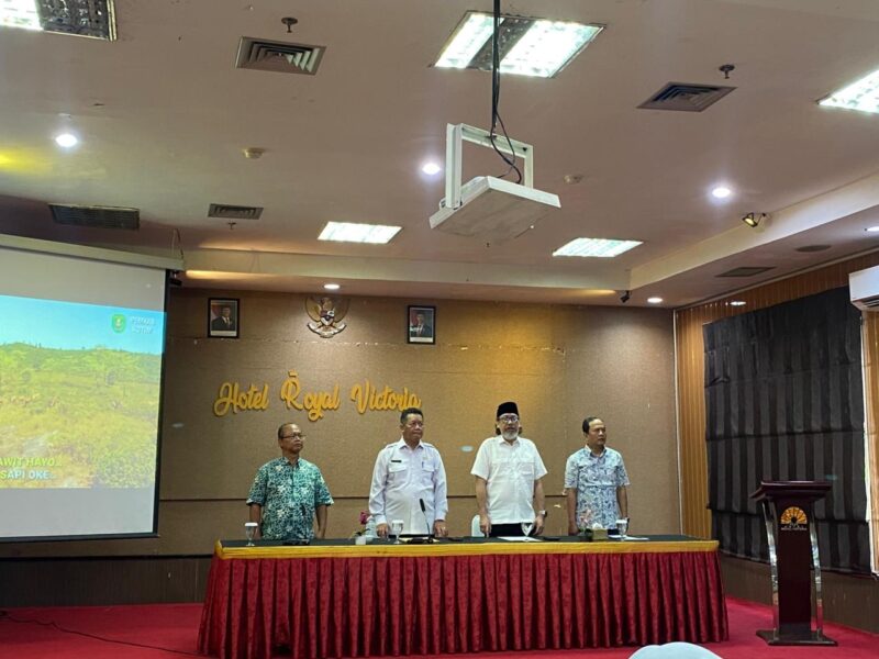 Asisten II Bidang Ekonomi dan Pembangunan Setkab Kutim, Noviari Noor (tengah tidak mengenakan peci)