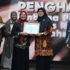 Kepala SMP Negeri 9 Bontang menerima penghargaan LPKRA (Dok. Kementerian PPPA)