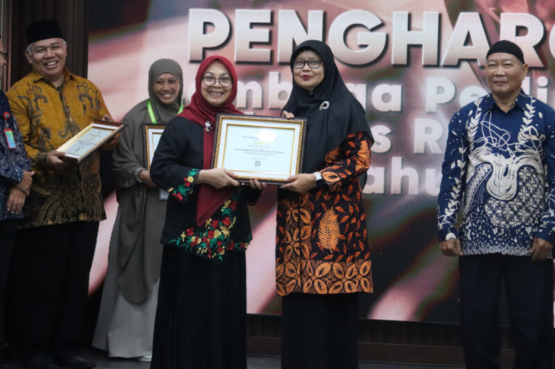 Kepala SMP Negeri 9 Bontang menerima penghargaan LPKRA (Dok. Kementerian PPPA)