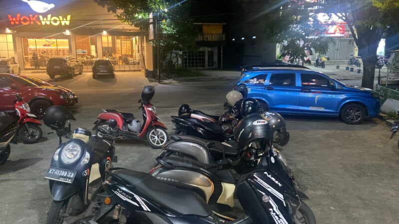 Parkir yang ada di ruko atau tempat usaha, aalah satu contoh lokasi parkir berlangganan di Kota Samarinda.(Bentangkaltim.com/anr).