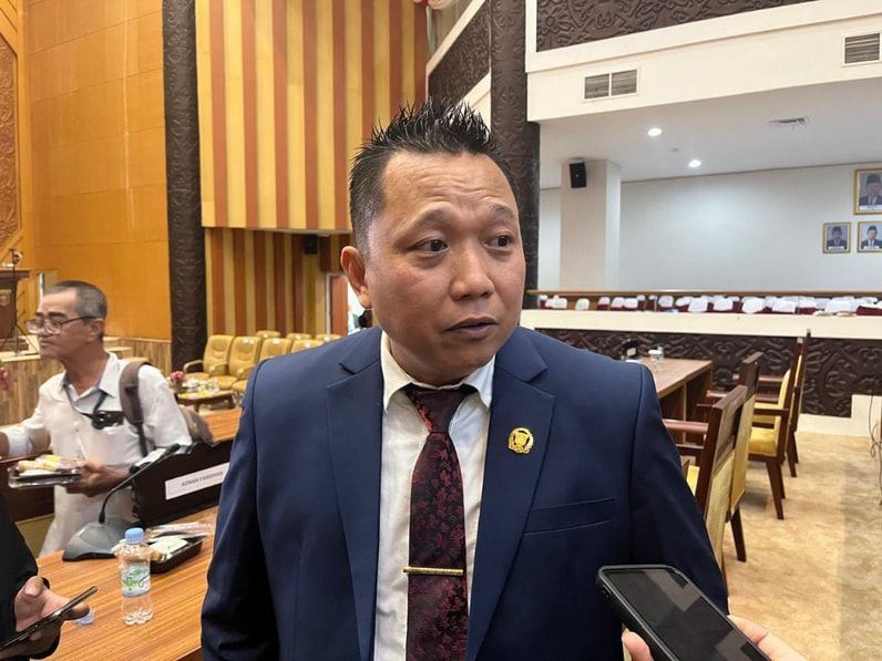 Ketua Komisi III DPRD Samarinda, Deni Hakim Anwar, saat diwawancarai awak media.(Bentangkaltim.com/ain).