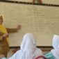 Ilustrasi Guru Bahasa Inggris sedang mengajar di kelas. (Bentangkaltim.com/ist).