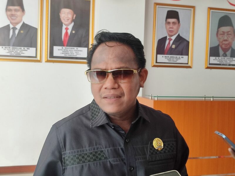 Ketua Komisi I DPRD Samarinda, Samri Shaputra, saat ditanya usai Rapat Konsultasi dan Rapat Banmus DPRD Samarinda. (Bentangkaltim.com/ard).
