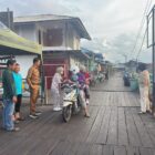 Penarikan retribusi bagi pengunjung di Bontang Kuala (Doc. Dispopar Bontang)