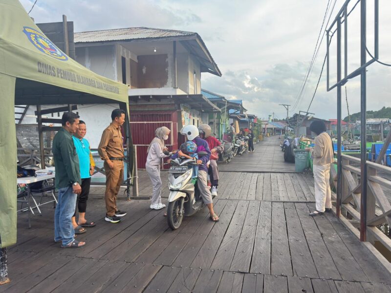 Penarikan retribusi bagi pengunjung di Bontang Kuala (Doc. Dispopar Bontang)