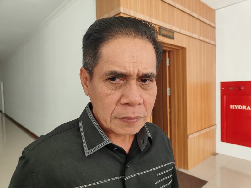 Ketua DPRD Samarinda, Helmi Abdullah, saat memberikan keterangan terkait isu PHK dan ketenagakerjaan. (Bentangkaltim.com/ard).