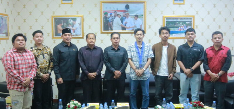 Ketua DPRD Samarinda, Helmi Abdullah, saat menerima audiensi GMKI di ruang Ketua DPRD Samarinda. (Bentangkaltim.com/ist).