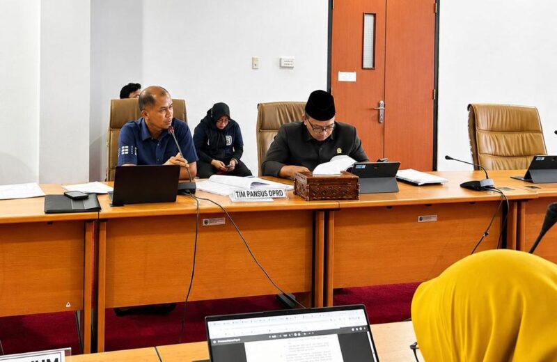Rapat Pansus RTRW DPRD Bontang saat membahas raperda dengan OPD terkait.