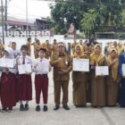 Siswa dan guru Bersama Plt Kepala Dinas Pendidikan dan Kebudayaan Kota Samarinda.