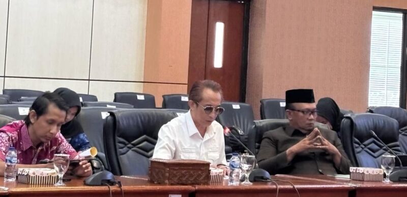 Anggota Fraksi Golkar DPRD Bontang mencermati terkait P2APBD Pemkot Bontang pada tahun anggaran 2025. (Bentangkaltim.com/asr)