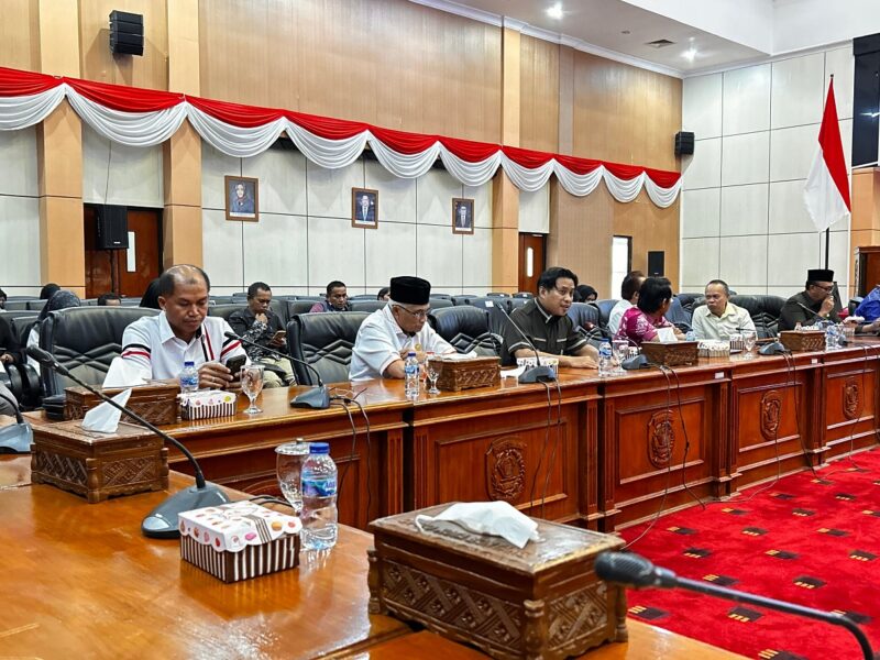 Fraksi Gerindra membacakan pandangan umum fraksi pada Pembahasan P2APBD Bontang 2025. (Bentangkaltim.com/asr)