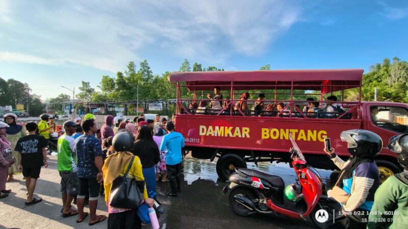 Disdamkartan melakukan mobilisasi pelajar di Bontang Kuala yang terjebak aksesnya akibat banjir rob. (Bentangkaltim.com/asr)