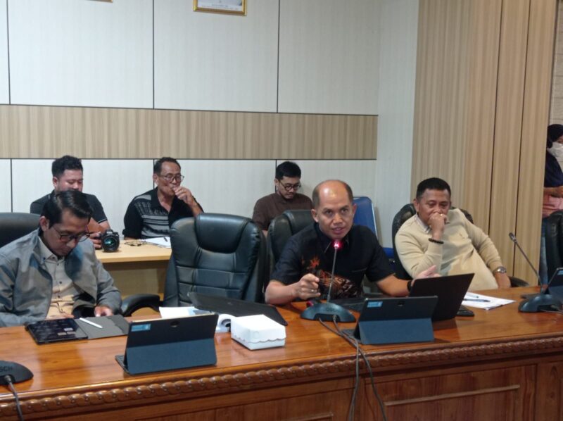 Ketua Pansus RTRW DPRD Bontang Joni Alla’ Padang meminta pembahasan raperda sekaligus menampilkan peta digital. (Bentangkaltim.com/asr)