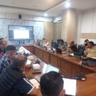 Pansus RTRW DPRD Bontang dan OPD terkait membahas pasal demi pasal yang tertuang dalam raperda. (Bentangkaltim.com/asr)