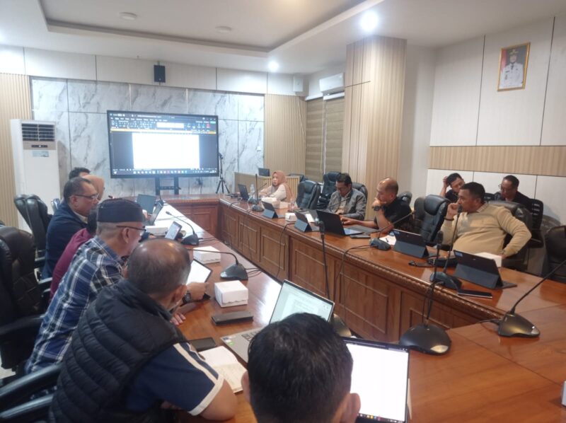 Pansus RTRW DPRD Bontang dan OPD terkait membahas pasal demi pasal yang tertuang dalam raperda. (Bentangkaltim.com/asr)
