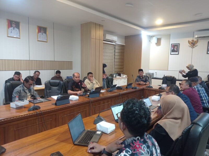 Pansus RTRW DPRD Bontang memberikan masukkan kepada Pemkot Bontang terkait sistem data yang terintegrasi. (Bentangkaltim.com/asr)