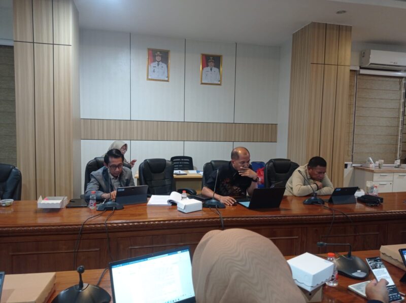 Ketua Pansus RTRW DPRD Bontang joni Alla’ Padang memberikan penjelasan terkait pembahasan raperda kali ini. (Bentangkaltim.com/asr)