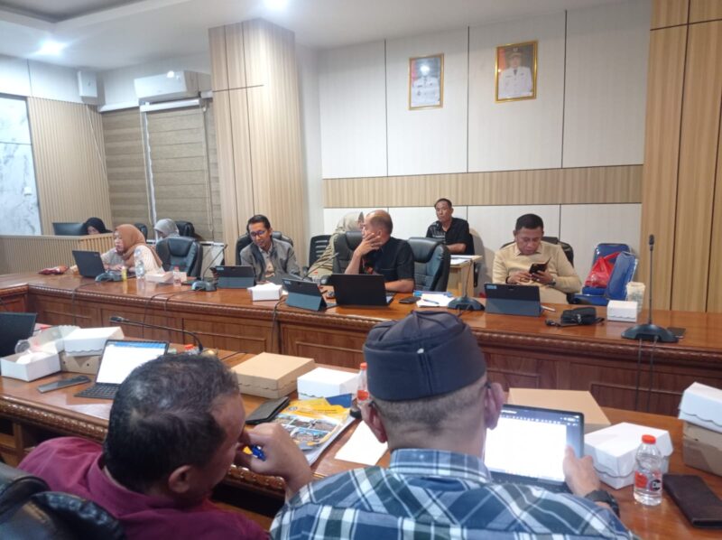Ketua Pansus RTRW DPRD Bontang Joni Alla’ Padang membeberkan pentingnya data yang dimiliki OPD terkait pembahasan RTRW. (Bentangkaltim.com/asr)