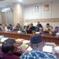 Ketua Pansus RTRW DPRD Bontang Joni Alla’ Padang membeberkan pentingnya data yang dimiliki OPD terkait pembahasan RTRW. (Bentangkaltim.com/asr)