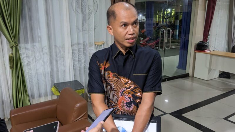 Joni Alla’ Padang memberikan keterangan terkait rekomendasi dari DPP PDI Perjuangan terkait pengisian posisi unsur pimpinan yang kosong. (Bentangkaltim.com/asr)