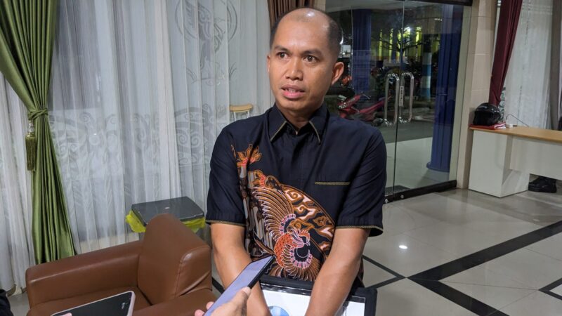 Joni Alla’ Padang memberikan keterangan terkait keluarnya rekomendasi dari DPP PDI Perjuangan terkait pengisian unsur pimpinan. (Bentangkaltim.com/asr)