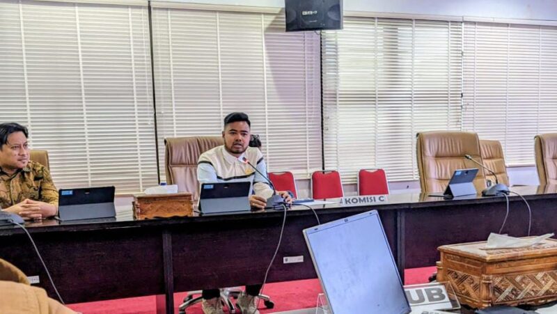 Ketua Komisi C DPRD Bontang Alfin Rausan Fikry memasang target untuk pembahasan raperda LLAJ. (Bentangkaltim.com/asr)