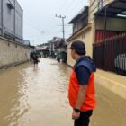  Anggota Komisi III DPRD Kota Samarinda, Arie Wibowo saat meninjau banjir. (Bentangkaltim.com/ist).
