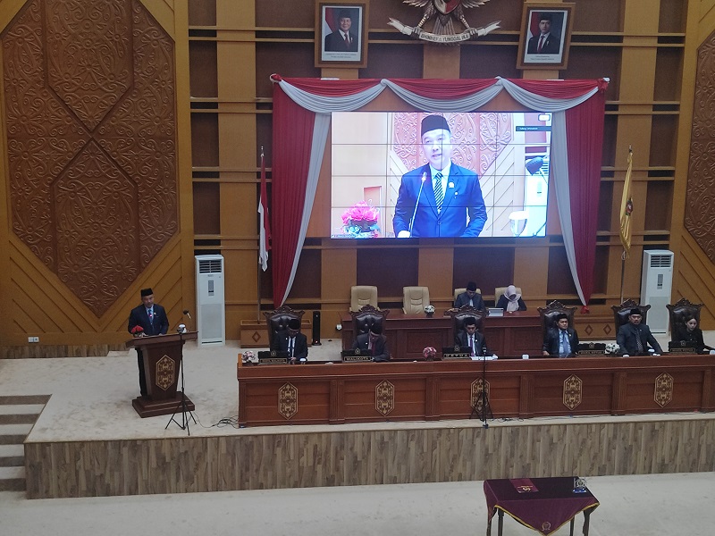 Anggota Komisi II DPRD Samarinda, H. Viktor Yuan, menyampaikan pandangan akhir Fraksi Demokrat dalam Rapat Paripurna Pertanggungjawaban APBD 2025. (Bentangkaltim.com/ist).