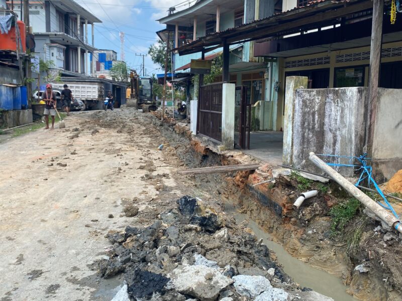 Pengerjaan pelebaran saluran drainase di Jalan Zamrut, Berebas Tengah, perlu dilakukan penyiraman agar hunian warga tidak terdampak debu. (Bentangkaltim.com/asr)