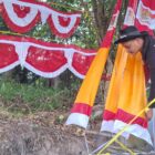 Ragam bendera yang dijajakan Sodik. (Cuy)