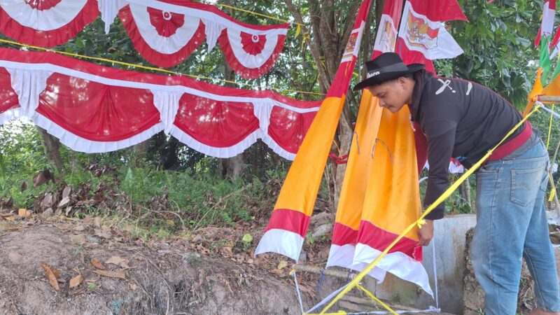 Ragam bendera yang dijajakan Sodik. (Cuy)