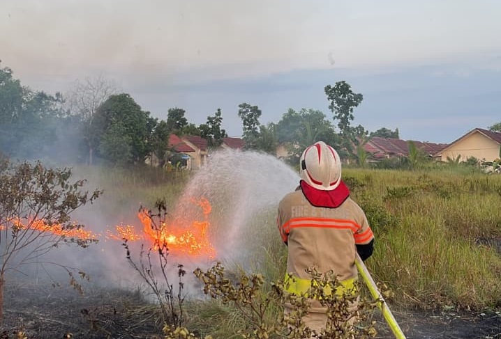 Petugas Damkar Bontang saat memadamkan kebakaran hutan di Bonles beberapa waktu lalu. (PPID Damkar Bontang)