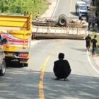 Tangkapan layar truk terguling di Jalan Poros Bontang - Samarinda. (Ist)