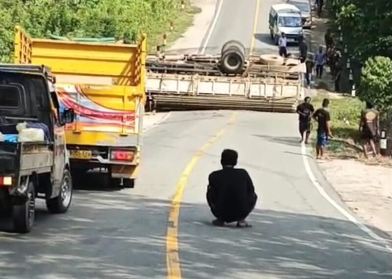 Tangkapan layar truk terguling di Jalan Poros Bontang - Samarinda. (Ist)
