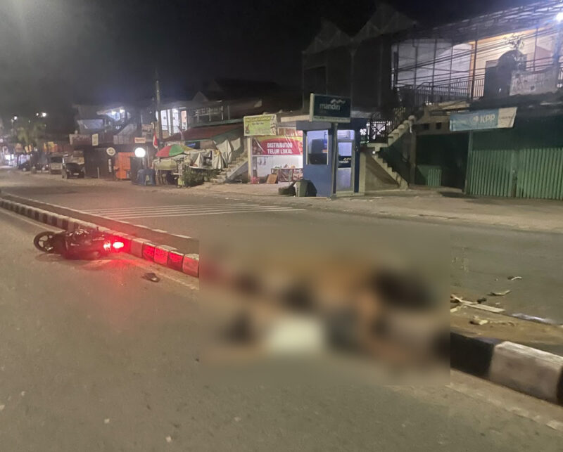 Kondisi korban usai menabrak pot bunga di tengah jalan. (Ist)